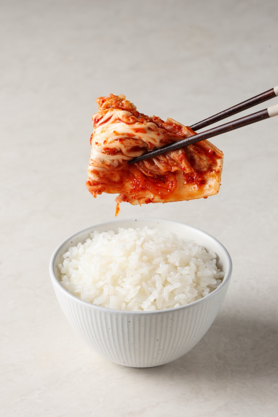 따뜻한 밥 위로 포기김치를 든 모습